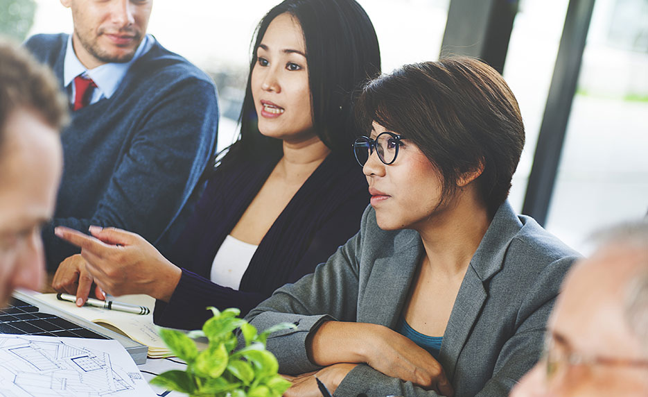 Самого обсуждаемого человека. Обсуждение людей. Who is who of professional and Business women энциклопедия. Talking to a Panel.